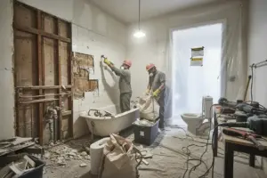 Rivning av badrum där kakel och tätskikt tas bort